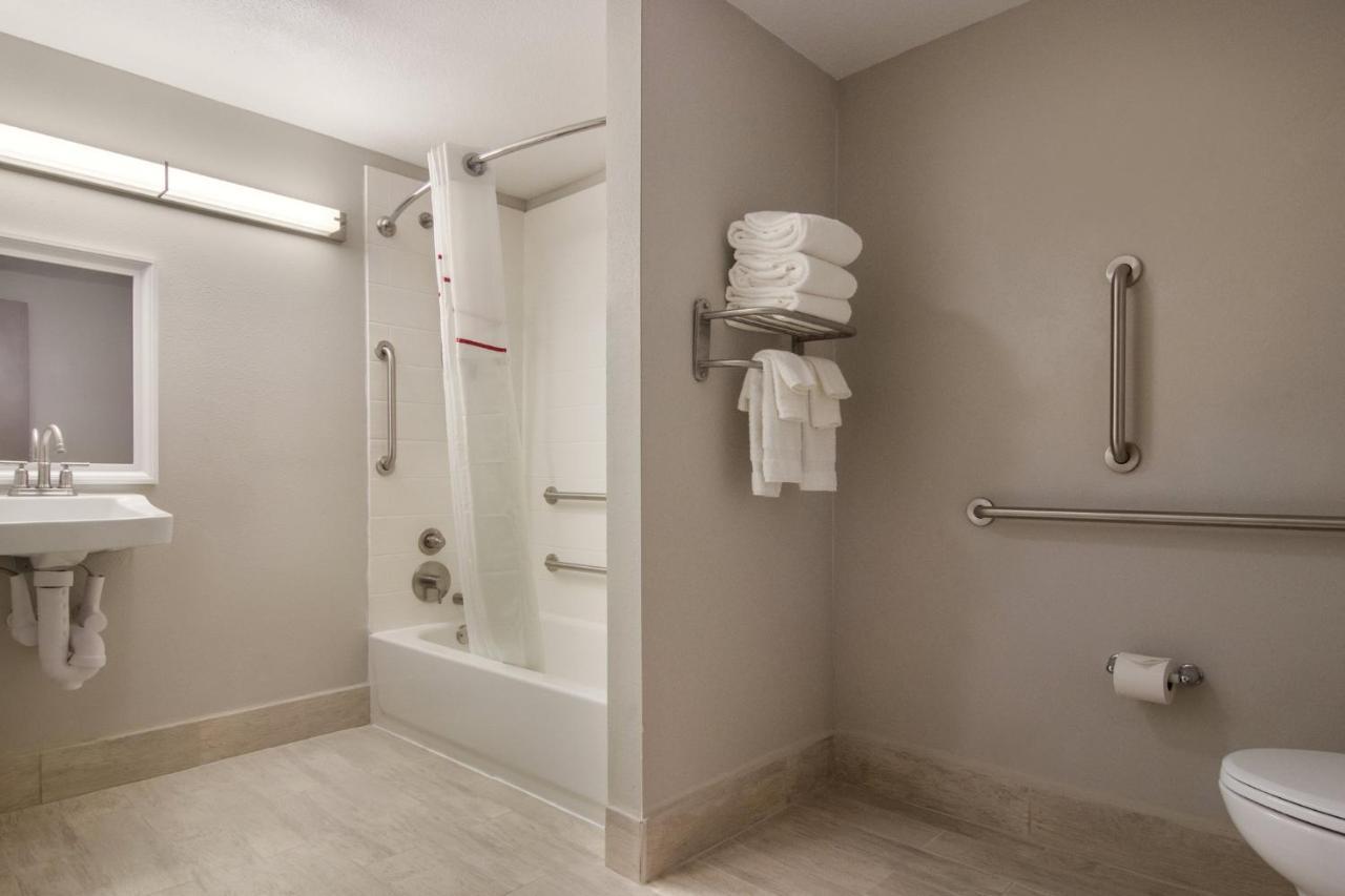 Red Roof Inn Plus & Suites Erie Dış mekan fotoğraf