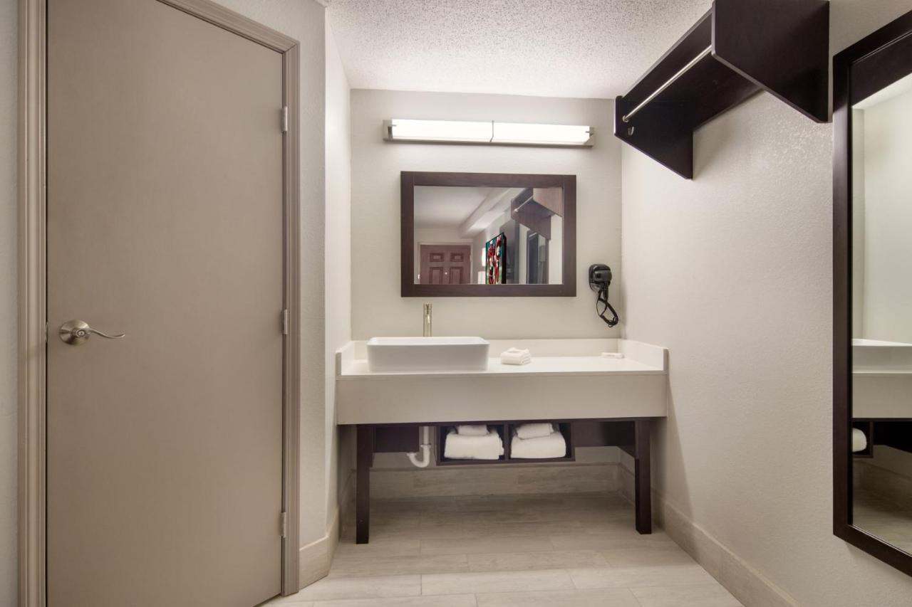 Red Roof Inn Plus & Suites Erie Dış mekan fotoğraf